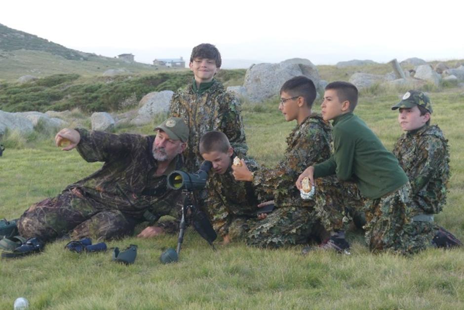 Javier Ceballos junto a varios niños en el Campamento Redescubriendo la Caza