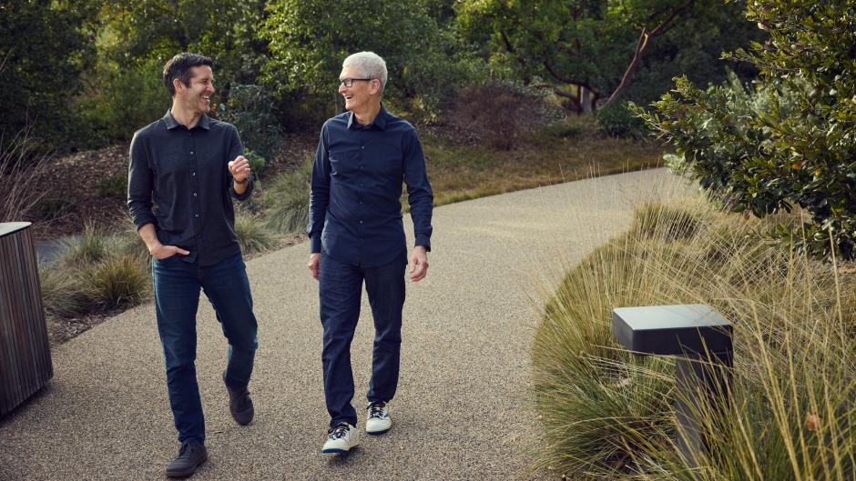 El próximo consejero delegado de Apple, John Ternus, pasea por la sede de Apple con Tim Cook.