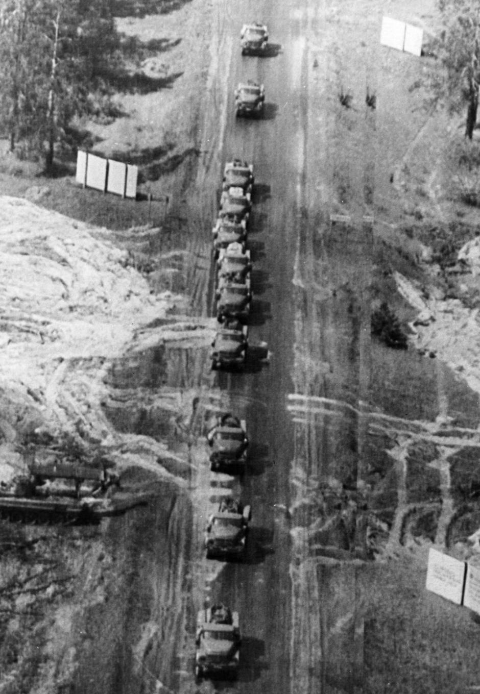 Una caravana de camiones cargados con líquido descontaminante se dirige a la central nuclear de Chernóbil tras la explosión