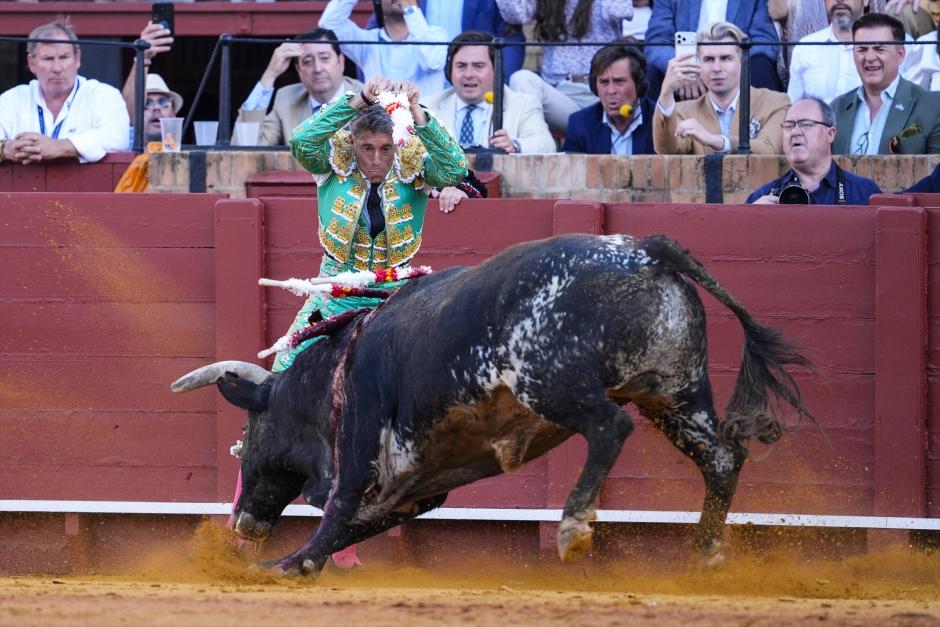Escribano pone un par de banderillas junto a las tablas