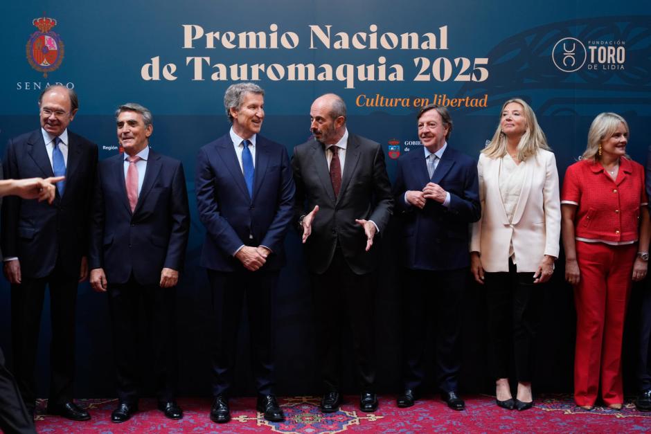 Foto de familia del presidente del PP, Alberto Núñez Feijóo (3ic), y el presidente del Senado, Pedro Rollán  (4d) junto a varios de los asistentes