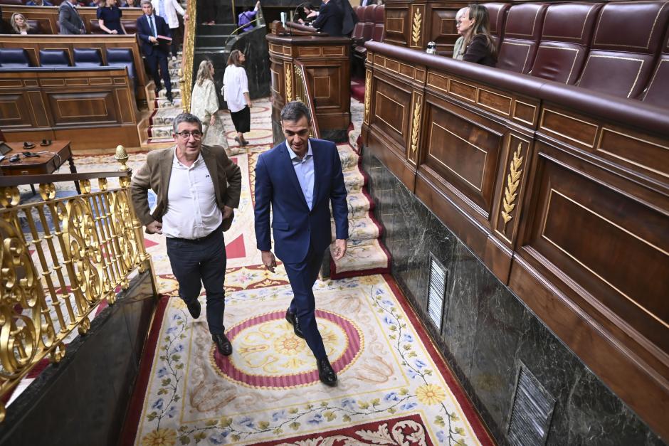Pedro Sánchez y Patxi López abandonan el hemiciclo, este martes