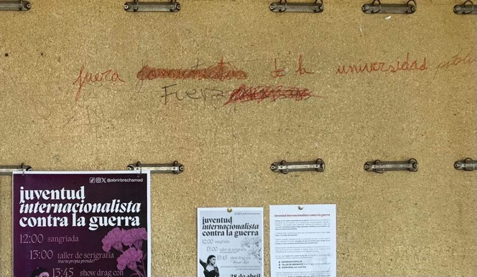 Pintada de "fuera fascistas-comunistas de la universidad"
