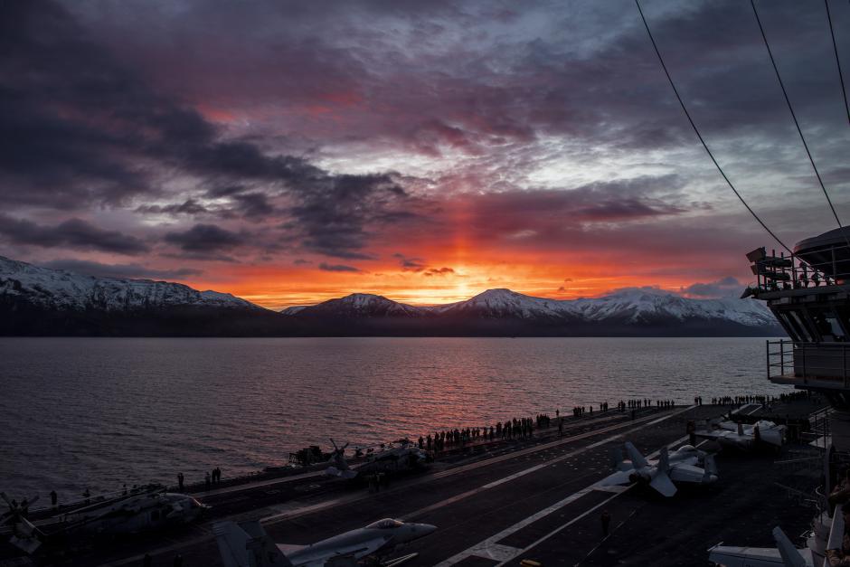 El portaaviones Nimitz USS Nimitz (CVN 68) transita el Estrecho de Magallanes como parte de Southern Seas 2026
