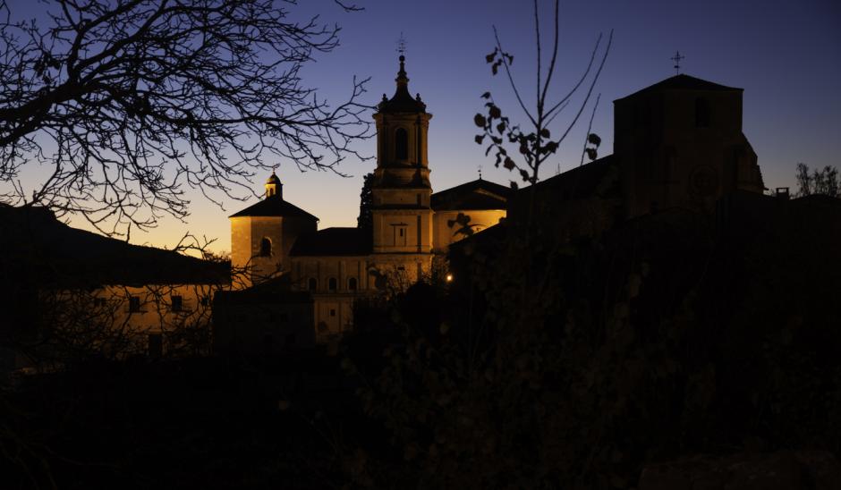 Vista nocturna del Monasterio de Santo Domingo de Silos, en la provincia de Burgos