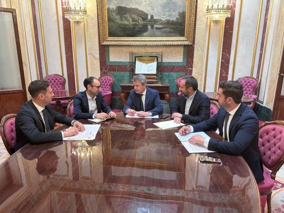 El secretario de Estado de Transportes, José Antonio Santano, se reúne con varios diputados del Grupo Socialista de las provincias por las que discurre el corredor ferroviario Plasencia-León