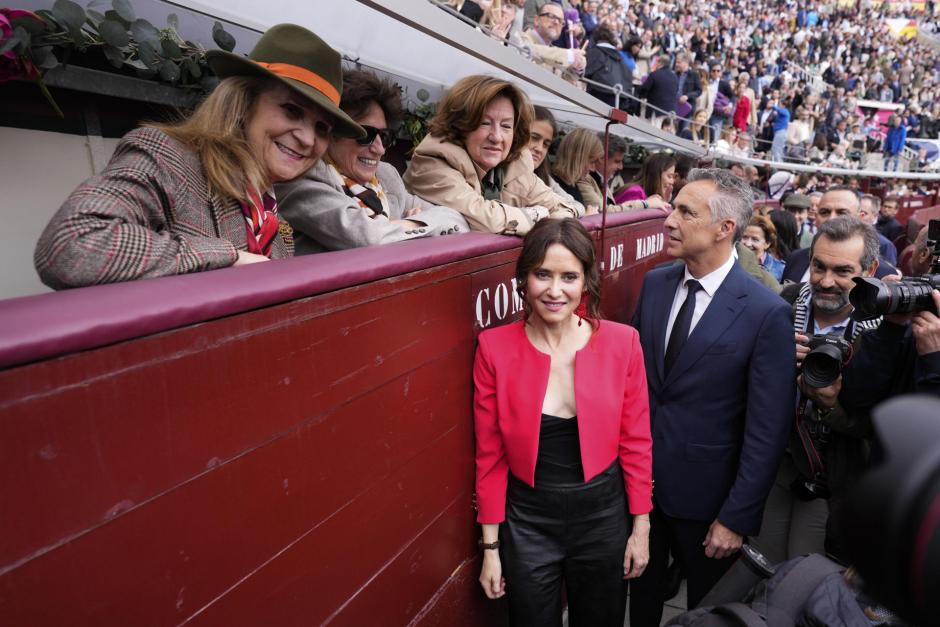 La Infanta Elena y la presidenta de la Comunidad de Madrid, Isabel Díaz Ayuso, este sábado en el callejón de Las Ventas