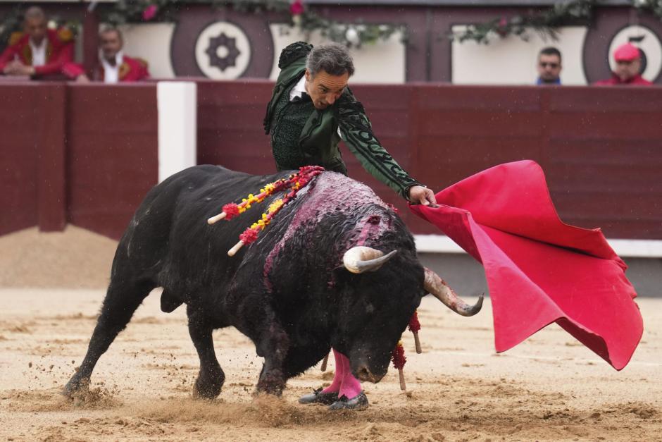 El Cid, con la muleta ante ese primer toro de su lote (y segundo de la tarde)