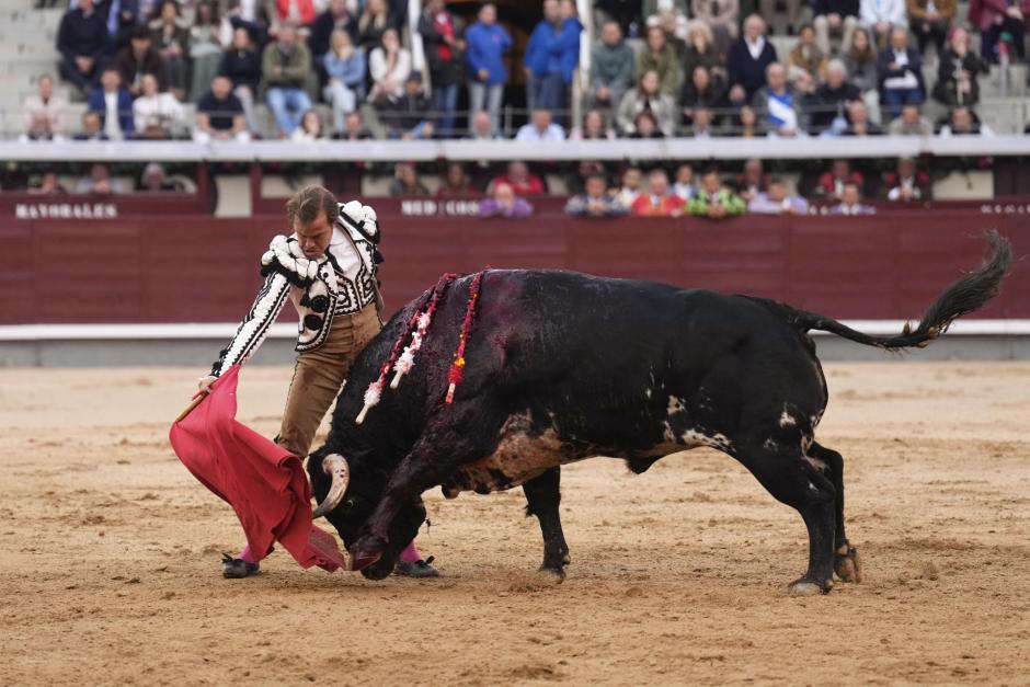 Javier Cortés, con el último toro de la tarde, negro salpicado