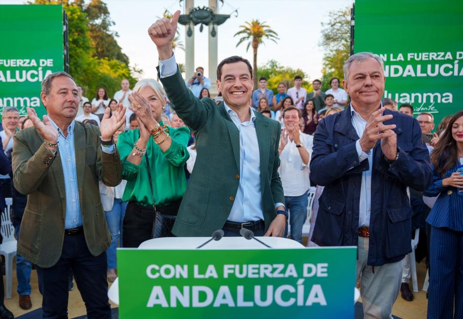 (Foto de ARCHIVO)
El presidente del PP de Andalucía y candidato a la reelección a la Junta, Juanma Moreno (2d), junto a la candidata número uno por Sevilla, Patricia del Pozo (2i), el alcalde de la ciudad, José Luis Sanz (1d); y el presidente provincial del PP de Sevilla, Ricardo Sánchez (1i); interviene en el inicio de campaña para las elecciones de 17M. A 30 de abril de 2026 en Sevilla, Andalucía (España). El presidente del PP de Andalucía y candidato a la reelección a la Junta, Juanma Moreno, inicia en Sevilla la campaña para las elecciones autonómicas del 17 de mayo. El acto, celebrado en los Jardines de Murillo, cuenta con la participación de la candidata número uno por Sevilla, Patricia del Pozo, y del alcalde de la ciudad, José Luis Sanz.Esta noche comienza de forma oficial la campaña electoral de las elecciones autonómicas de Andalucía, este acto marca el inicio de la campaña electoral de VOX, de cara a las próximas elecciones autonómicas del 17 de mayo. La campaña dura 15 días, terminando el próximo 16 de mayo.

Francisco J. Olmo / Europa Press
30/4/2026