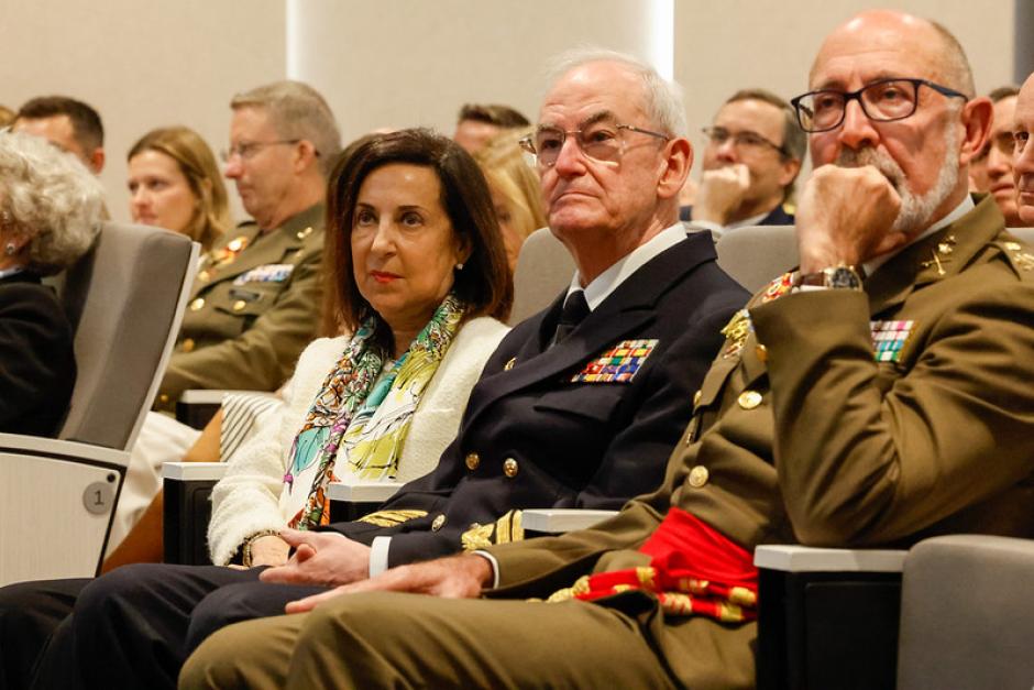 La ministra de Defensa, Margarita Robles; el Almirante General Teodoro López Calderón, Jefe de Estado Mayor de la Defensa; y el teniente general Miguel Ballenilla, director del Ceseden