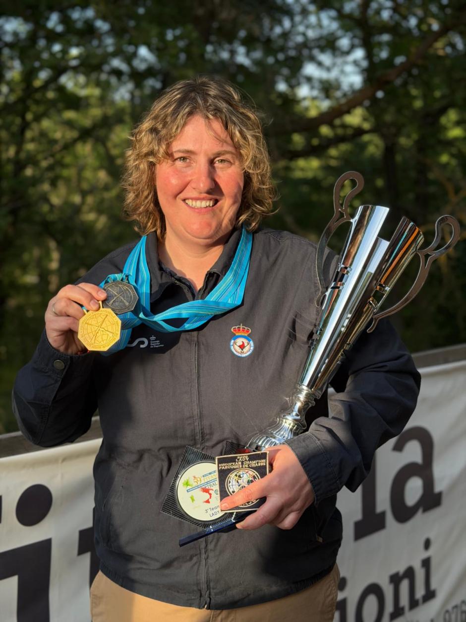 Beatriz Laparra posa con el título europeo en categoría femenina en el 59 Campeonato de Europa de Recorridos de Caza