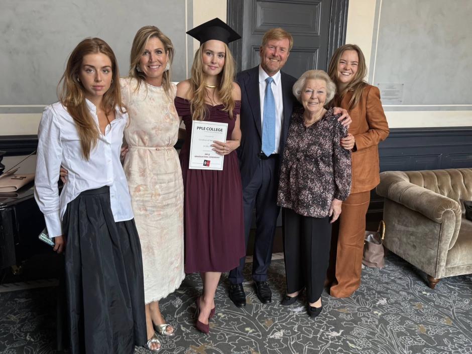 Amalia de los Paíse Bajos, junto a los Reyes Máxima y Guillermo, sus hermanas y su abuela