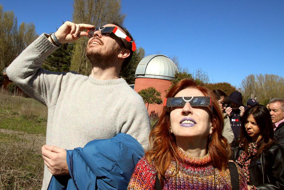 Imagen de archivo de un grupo de personas observando un eclipse parcial de sol en León