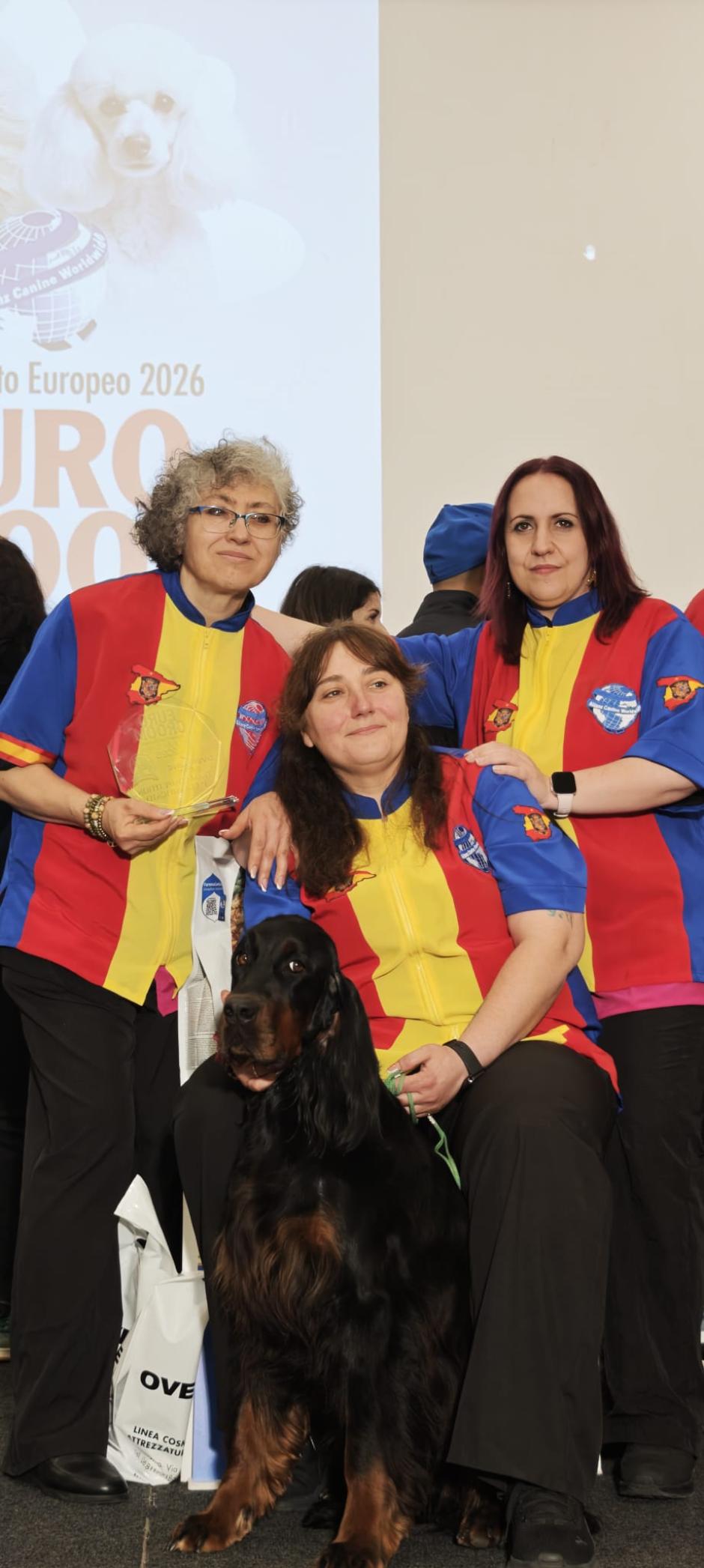 Olga de Diego, Marta Díez y Anabel González, equipo español de peluquería canina que participó en el campeonato europeo de Roma