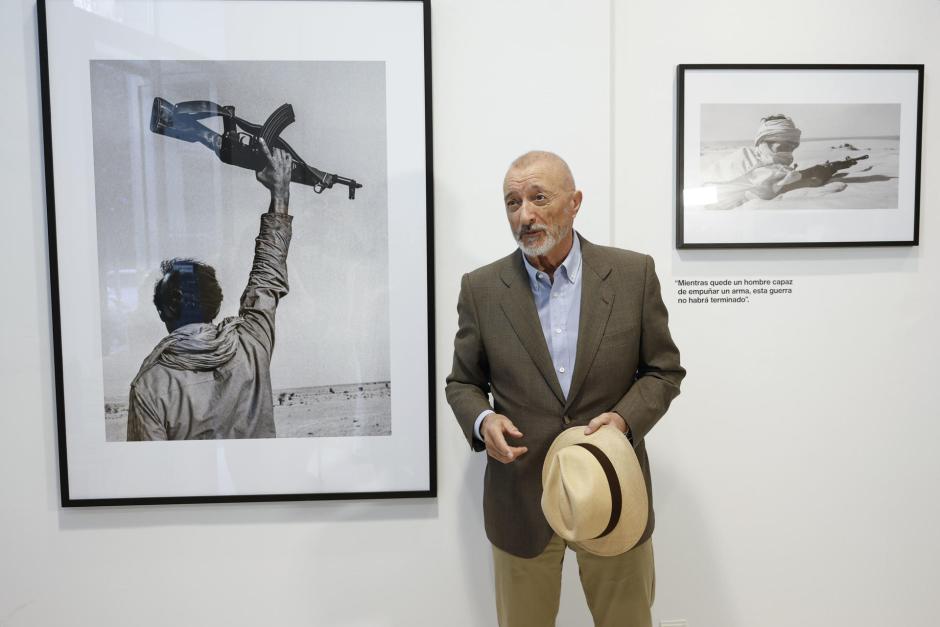 Arturo Pérez-Reverte junto a dos de las fotografías