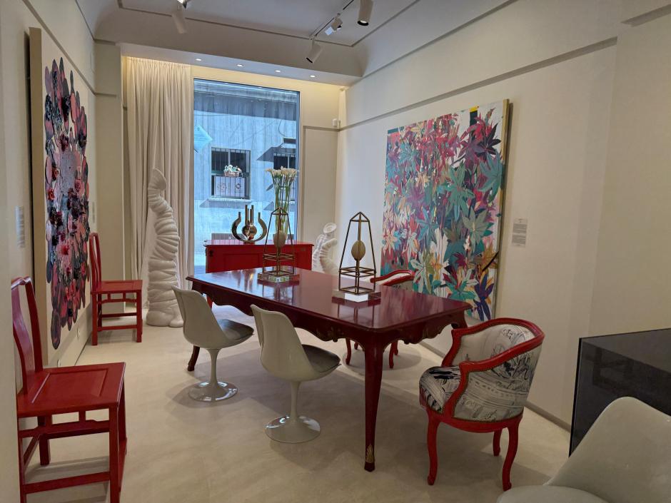 Diseño de mesa lacada en rojo