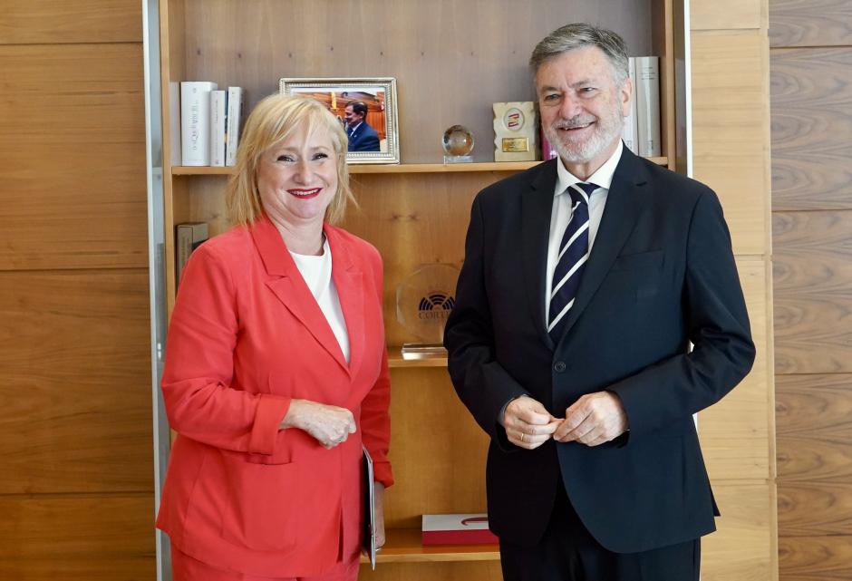 La portavoz del PP en las Cortes de Castilla y León, Leticia García, con Francisco Vázquez