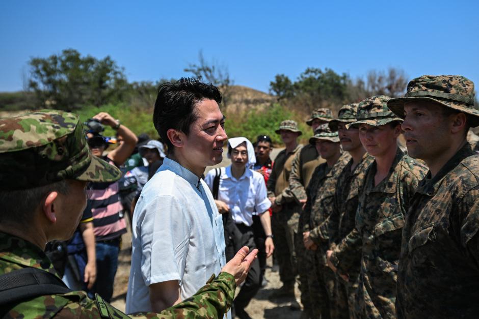 El ministro de Defensa de Japón Shinjiro Koizumi conversa con soldados durante los ejercicios militares Balikatan