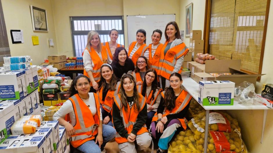 Varias jóvenes, en uno de los cursos impartido por las EFAS
