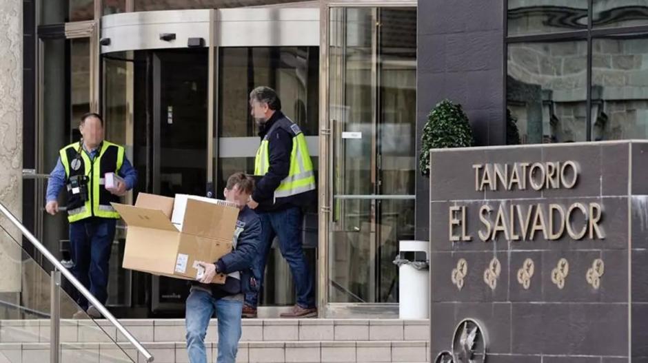 Agentes de la Policía Nacional registran las instalaciones de la funeraria El Salvador, en Valladolid