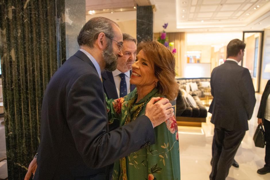El presidente de El Debate, Alfonso Bullón de Mendoza, saluda a la exalcaldesa de Madrid Ana Botella