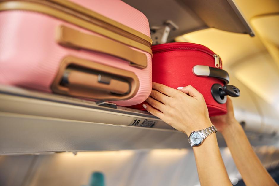 Maletas en el compartimento superior del avión