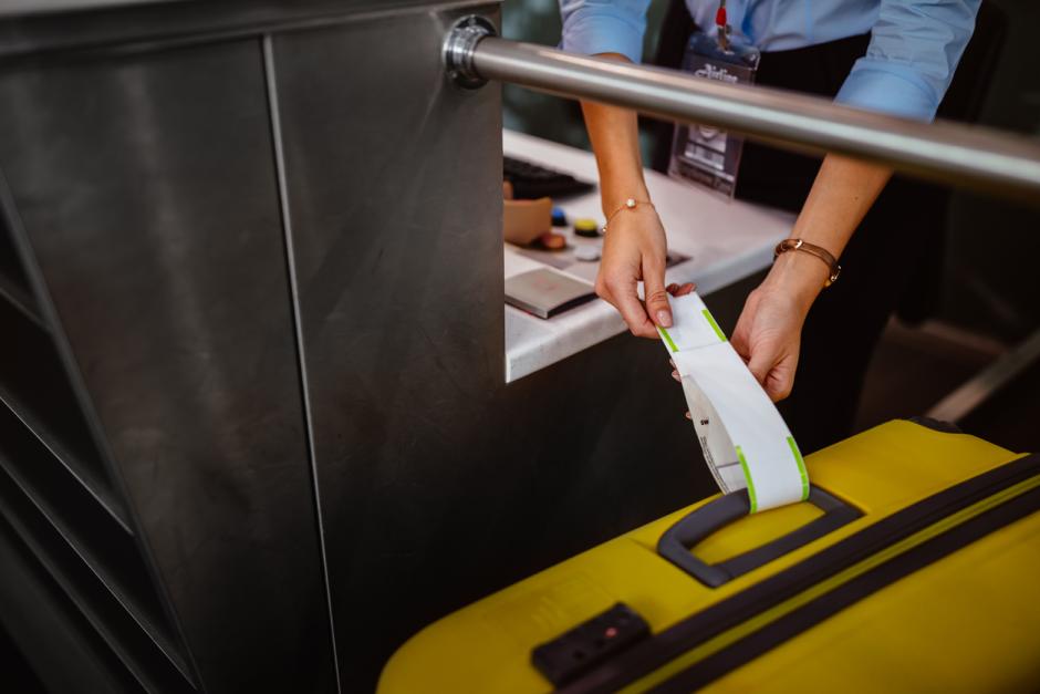 Facturación de maleta en el mostrador del aeropuerto