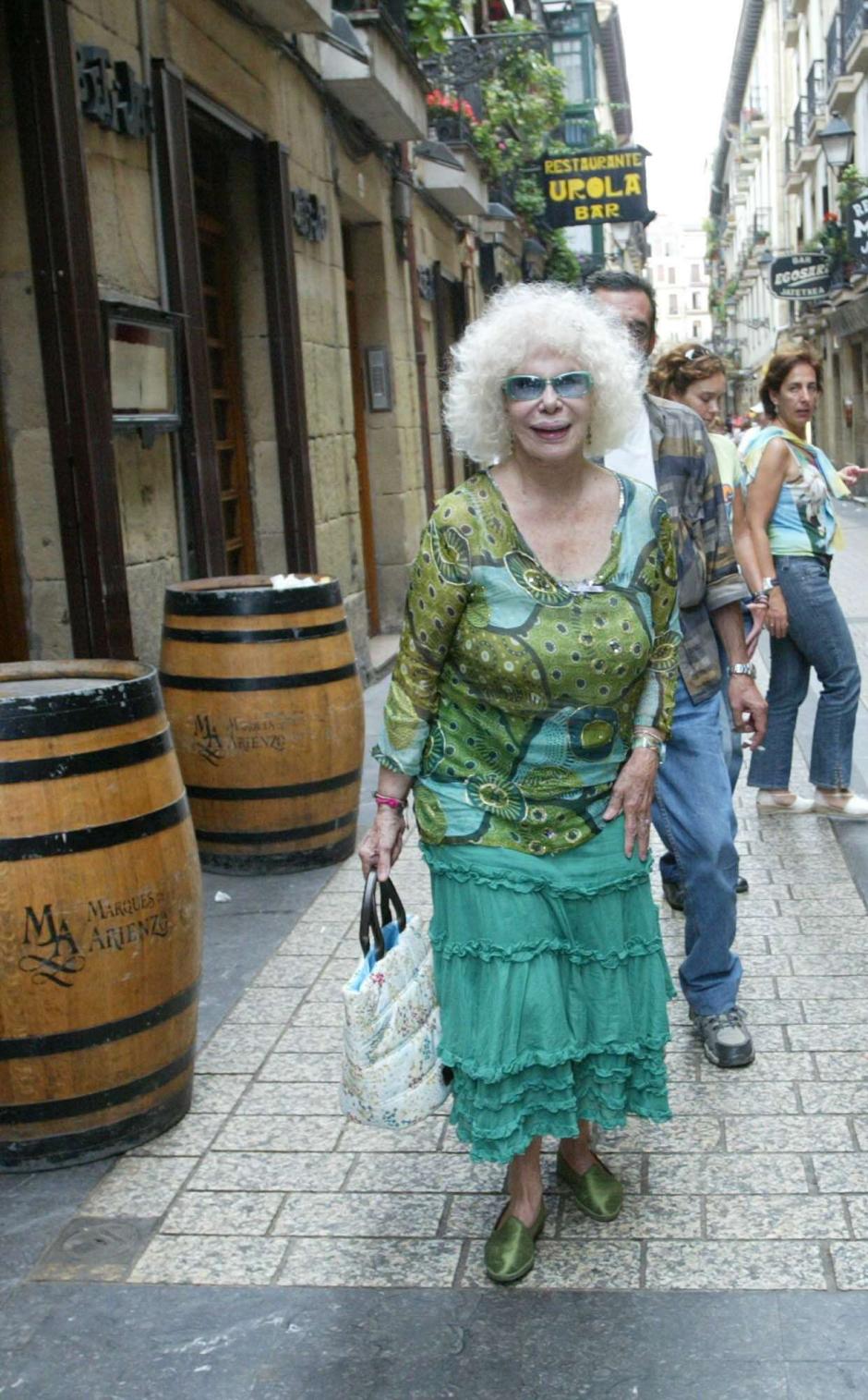 Cayetana de Alba paseando por el Casco Viejo