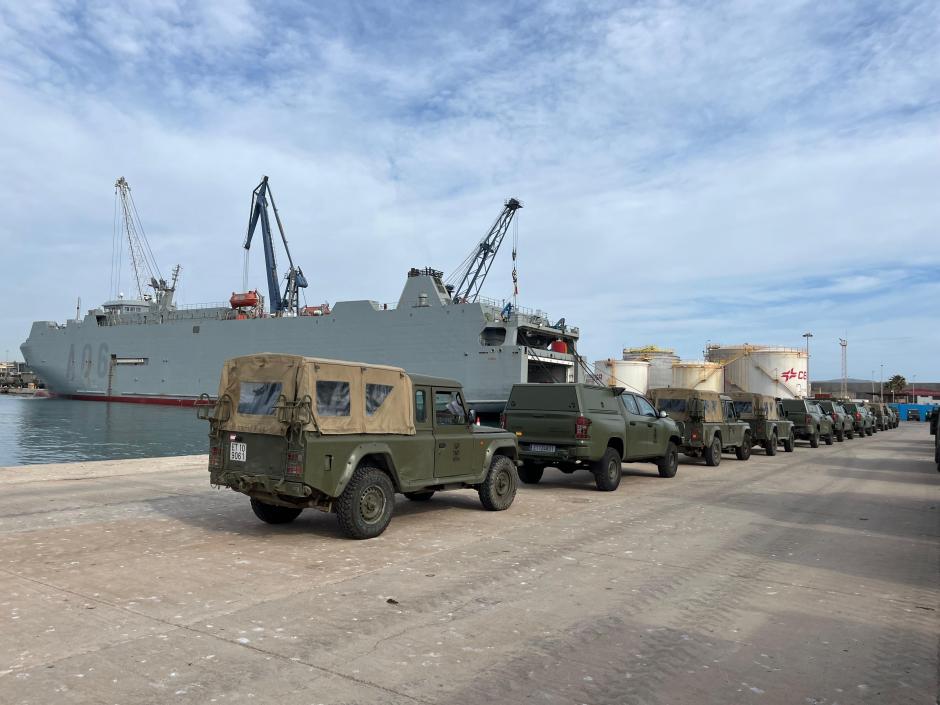 Carga de vehículos militares en el buque logístico Ysabel