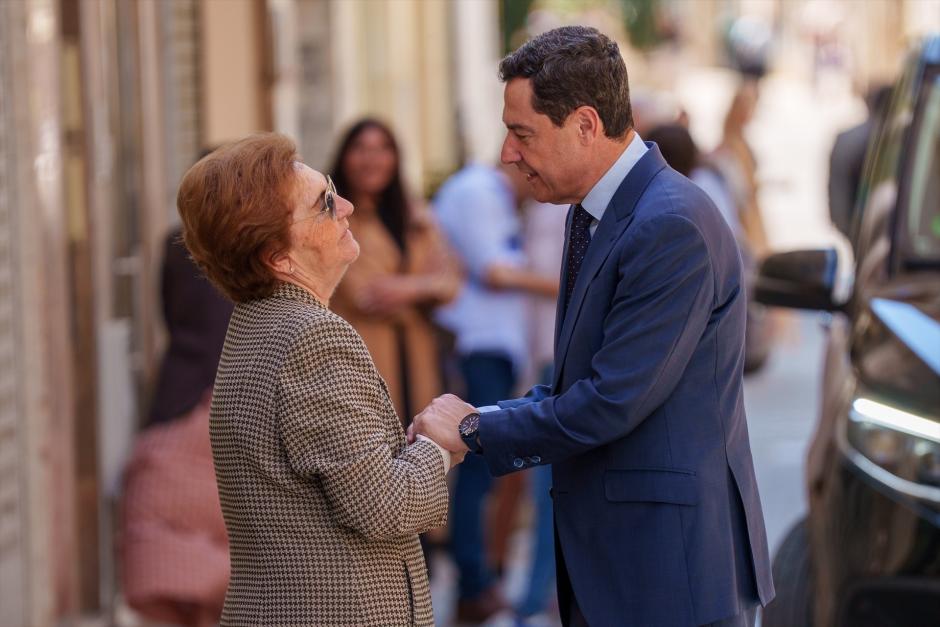 Juanma Moreno, por las calles de Huelva