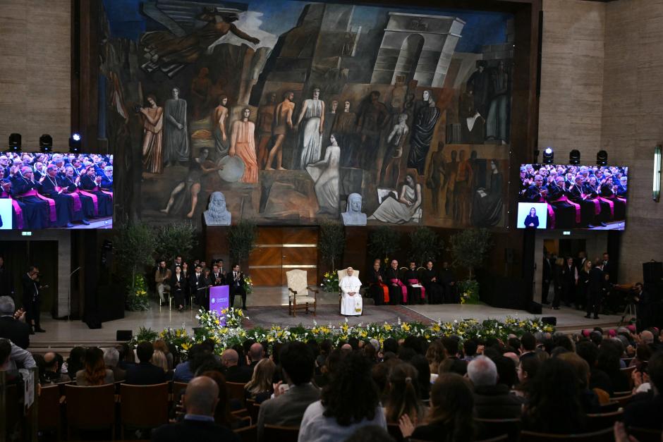 León XIV se dirige a estudiantes y docentes