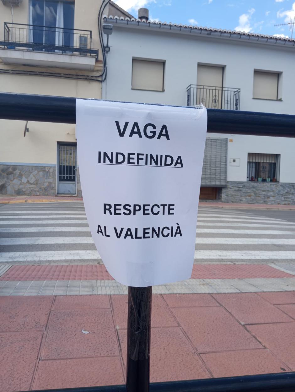 Cartel colgado por docentes para solicitar que el valenciano esté más presente en las aulas