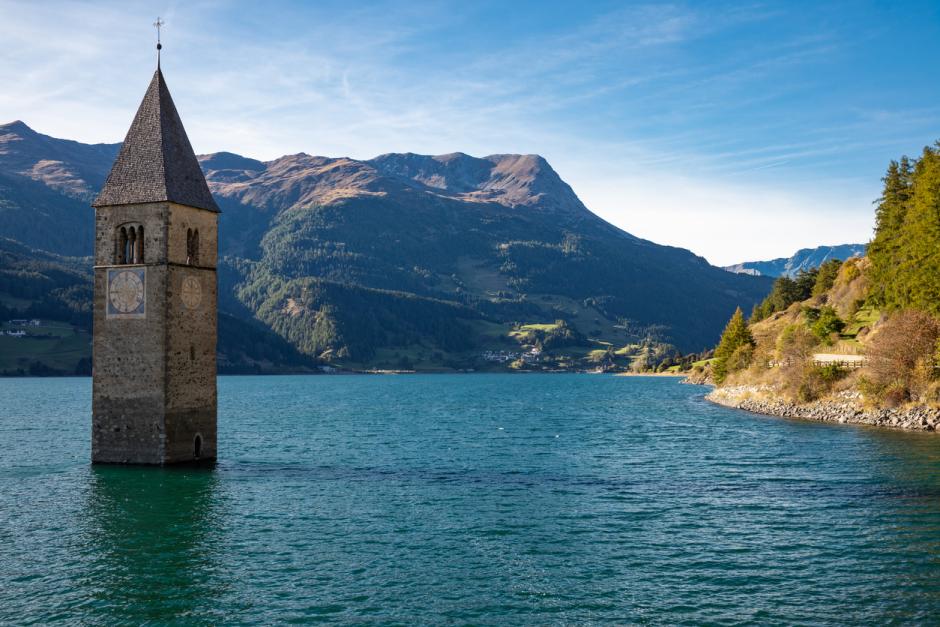 Lago de Resia y el campanario que sale del agua
