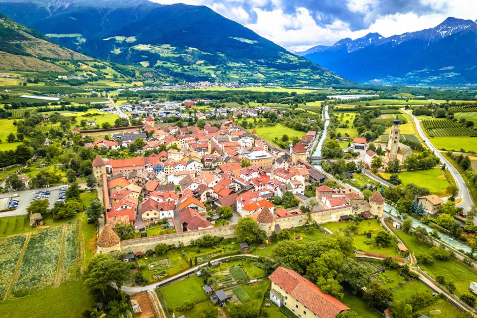 Pueblo fortificado de Glorenza o Glurns en Val Venosta o valle de Vinschgau