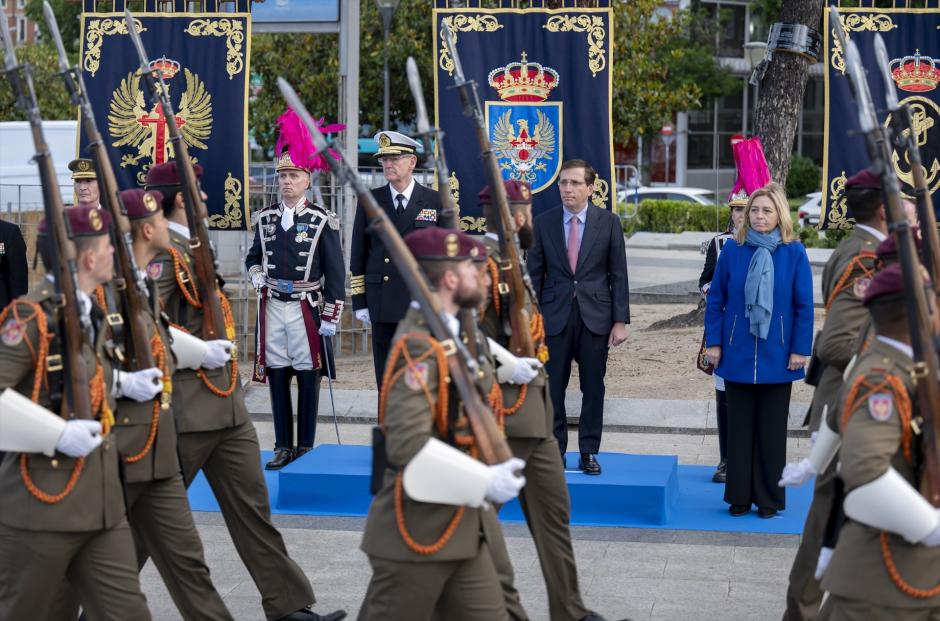 El jefe de Estado Mayor de la Defensa (JEMAD), Teodoro Esteban López, y el alcalde de Madrid, durante el izado solemne de bandera en Colón
