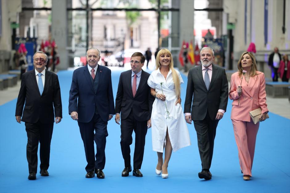 Mariano Barbacid, Valentín Díez Morodo, Martínez-Almeida y los actores Cayetana, Fernando y Natalia Guillén Cuervo