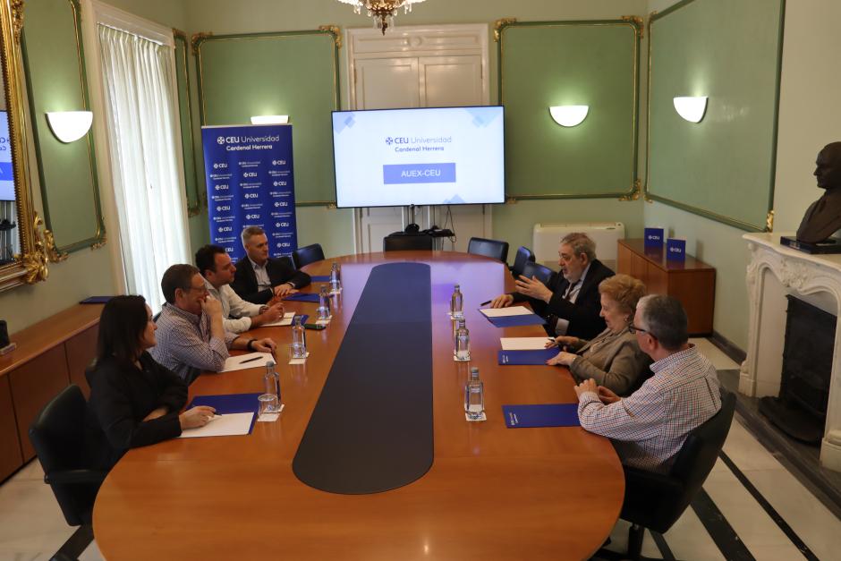 Imagen de la charla sobre las Aulas Universitarias de la Experiencia del CEU UCH de Valencia en el Palacio de Colomina de Valencia