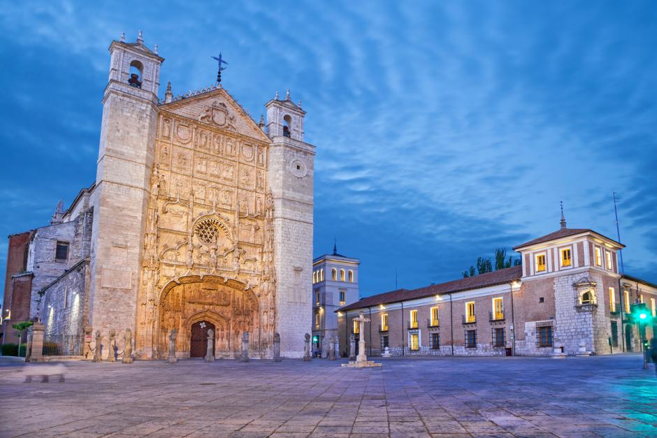 La Iglesia de San Pablo de Valladolid junto al Palacio Pimentel, donde nació Felipe II