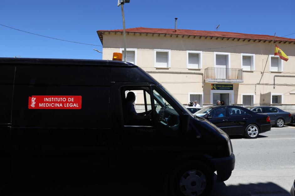 Furgón del Instituto de Medicina Legal frente al Cuartel de la Guardia Civil de Dolores (Alicante)