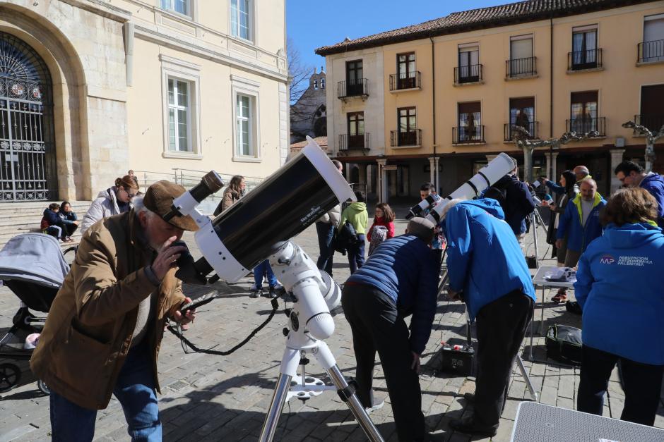 Imagen de archivo de la observación del eclipse parcial de 2025, en Palencia