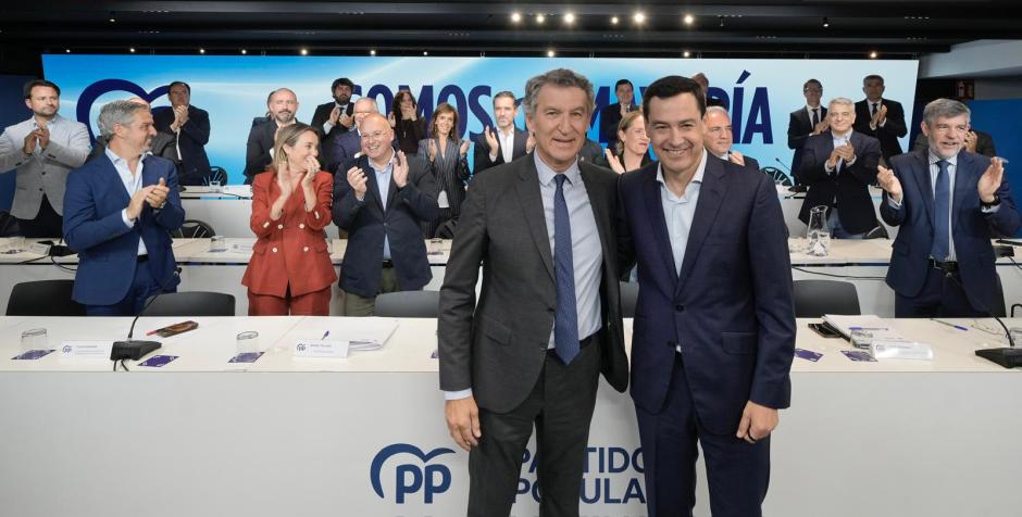 El presidente del PP, Alberto Núñez Feijóo, este lunes junto a Juanma Moreno