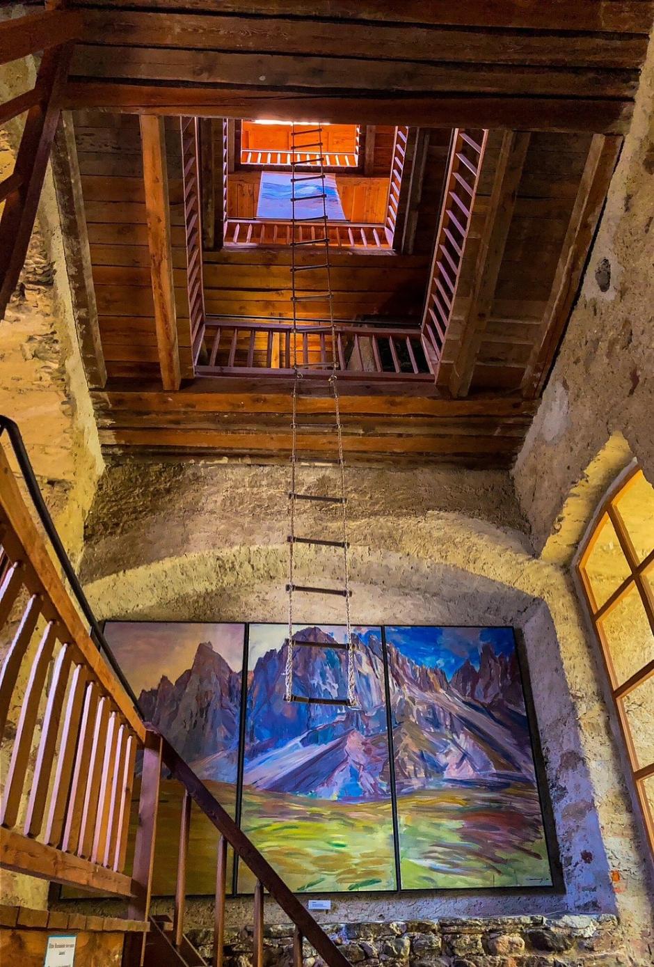 Interior del museo con escalas para trepar