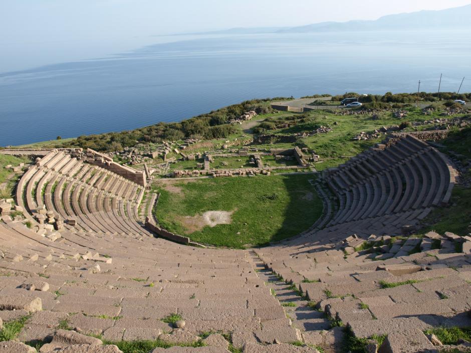 Antiguo teatro de Assos con vistas al mar Egeo, con la isla de Lesbos en el horizonte a la derecha