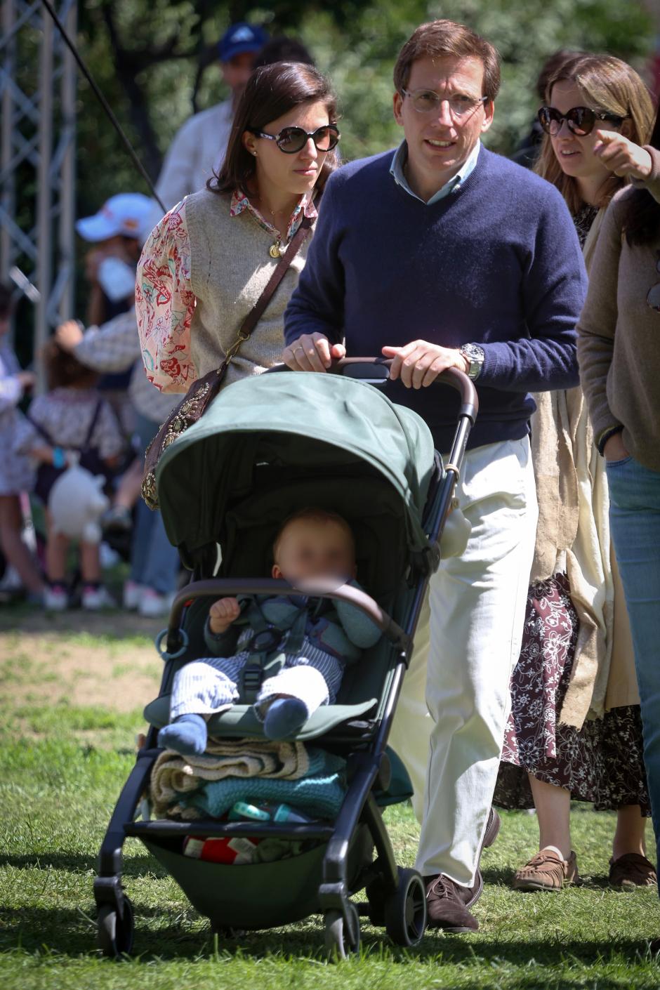 José Luis Martínez-Almeida y Teresa Urquijo con su hijo Lucas en el Longines Global Champions Tour 2026 que se celebra en el en el Club de Campo Villa de Madrid, a 17 de mayo de 2026, en Madrid (España). La Champions League de la hípica, el Longines Global Champions Tour 2026, celebra en Madrid su cuarta etapa mundial, la primera en territorio europeo, con la presencia de los mejores equipos ecuestres del mundo.