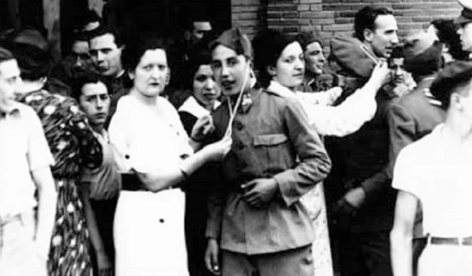 Mujeres repartiendo escapularios