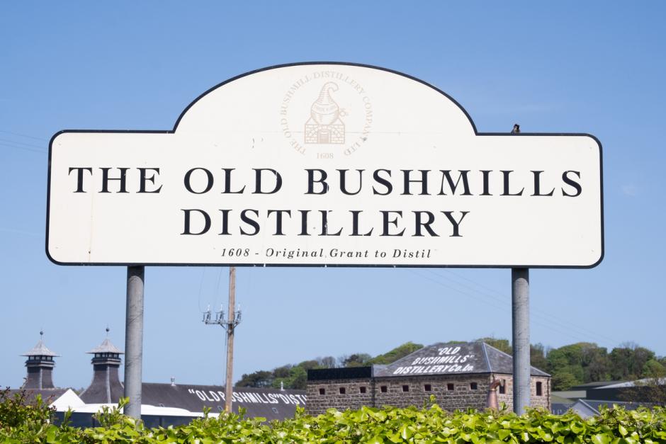 Letreros de la antigua destilería Bushmills