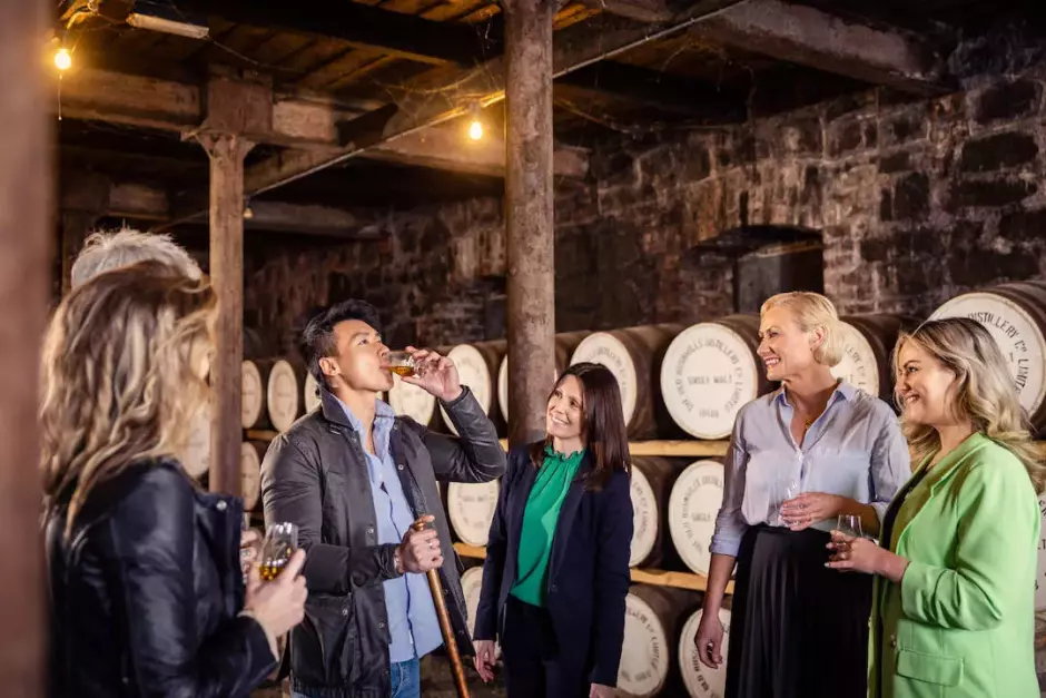 Cata de whiskey en la destilería Old Bushmills, en el condado de Antrim