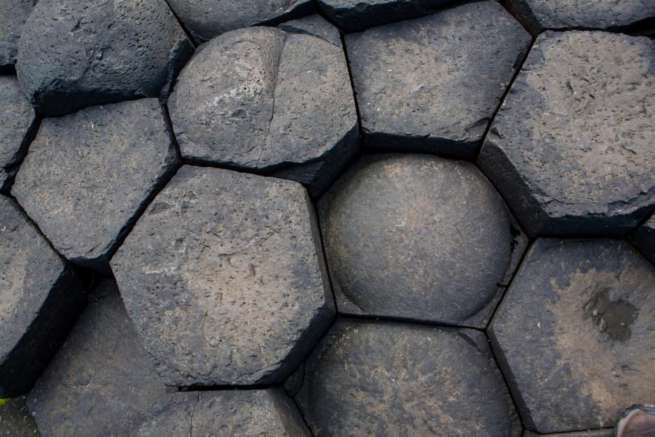 La forma hexagonal de las columnas abre la puerta a todo tipo de hipótesis