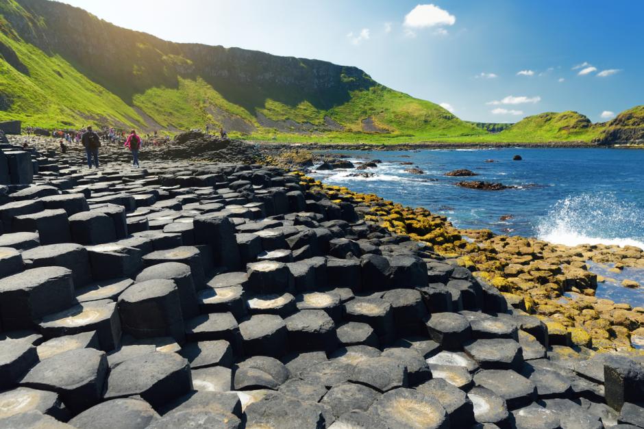 La Calzada del Gigante se extiende por la costa de Antrim